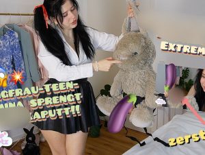 DaphneDietz Porno Video: Mein 1. foot**b & Ballbusting! Wer wird mein Fußabtreter??